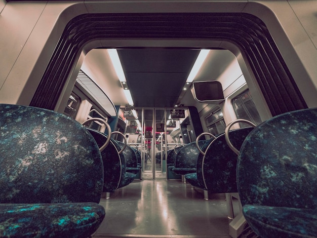Moderno vagone della metropolitana senza persone
