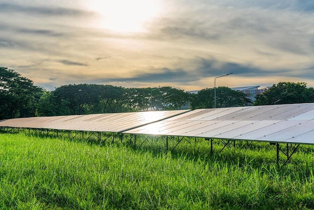 Moduli fotovoltaici centrale solare su sfondo drammatico cielo al tramonto pulito Concetto di energia alternativa