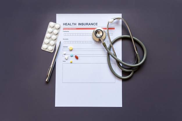 Modulo di assicurazione sanitaria con modello e documento di polizza