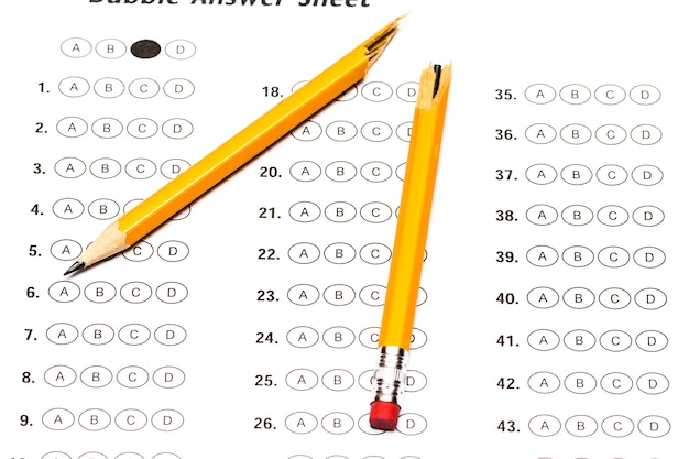 Modulo di test standardizzato con risposte e una matita rotta.