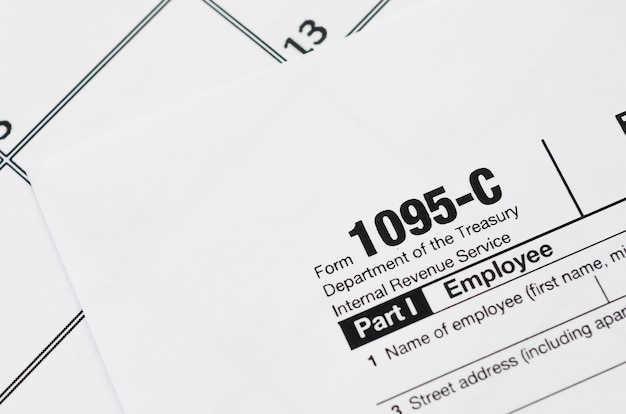 Modulo IRS 1095C Offerta di assicurazione sanitaria fornita dal datore di lavoro e imposta di copertura vuota si trova sulla pagina del calendario vuota