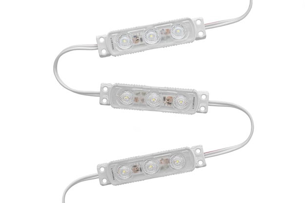 Modulo led con lente ottica su sfondo bianco isolato