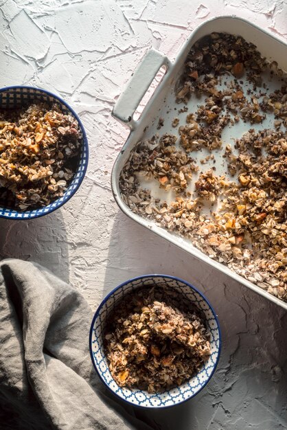 Modulo per ciotole da forno con muesli e tovagliolo sul tavolo bianco