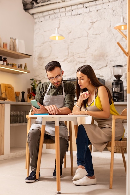 Moglie e marito discutono del nuovo menu per la loro caffetteria