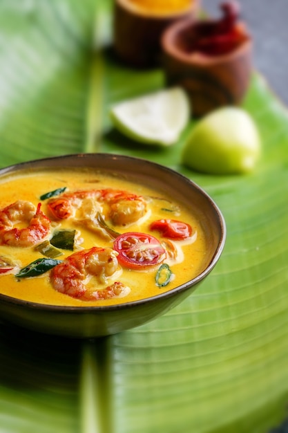 Moilee di gamberi, deliziosa zuppa di gamberi al curry dell'India meridionale con lime