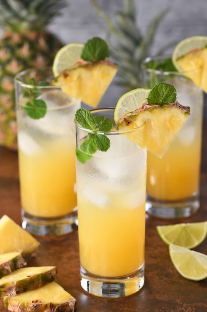 Mojito all'ananas, il cocktail estivo perfetto con sapori tropicali e rum.