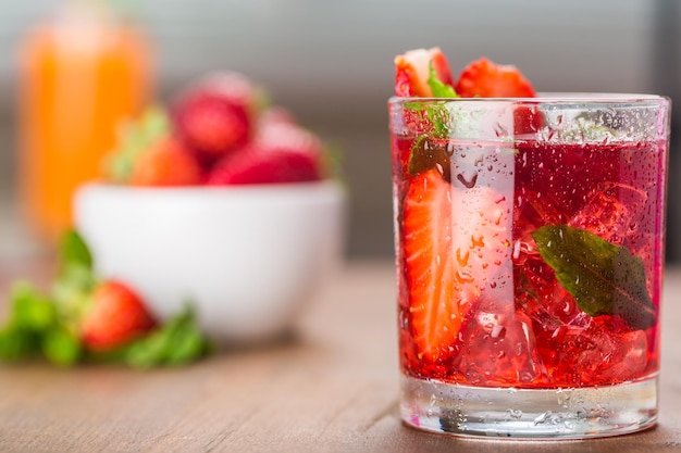 Mojito alla fragola su uno sfondo di legno