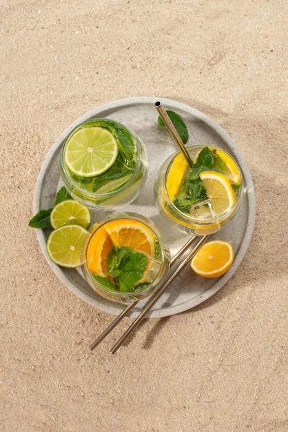 Mojito cocktail con citrus, lime, limone e arance sulla spiaggia