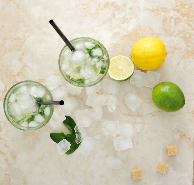 Mojito cocktail con ghiaccio e lime