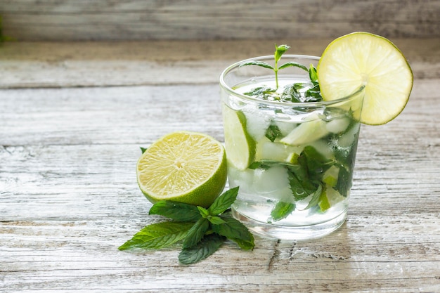 Mojito cocktail con lime e menta in bicchiere highball