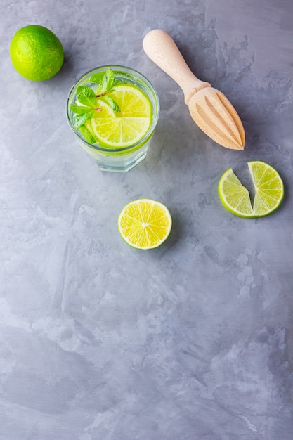 Mojito cocktail con lime e menta