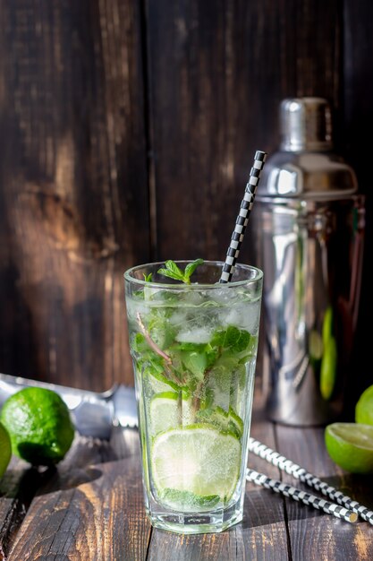 Mojito cocktail con lime, menta e ghiaccio. Ricetta. Alcol. Bevanda estiva