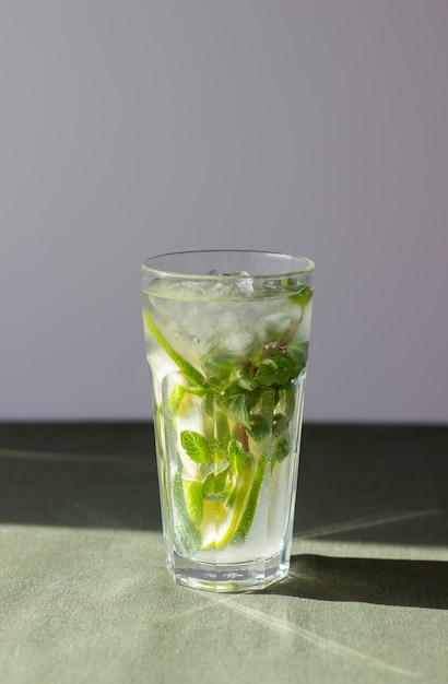 Mojito cocktail con lime, menta e ghiaccio. Ricetta. Alcol. Bevanda estiva