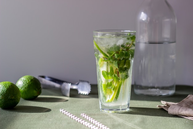 Mojito cocktail con lime, menta e ghiaccio. Ricetta. Alcol. Bevanda estiva