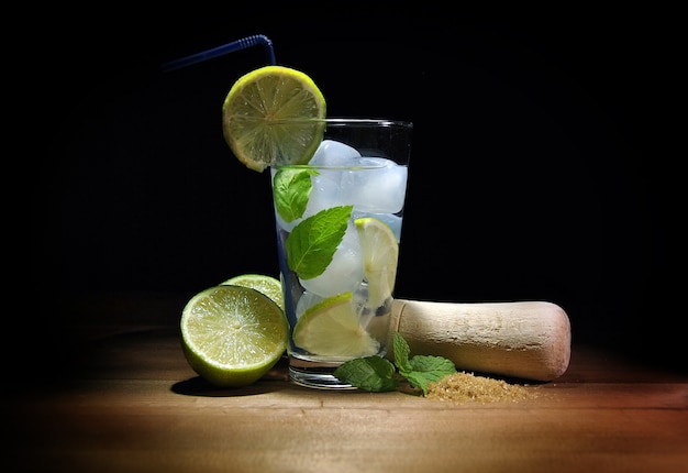 Mojito cocktail con luce naturale e menta con lime