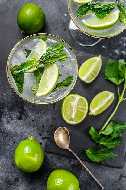 Mojito cocktail con menta rinfrescante, rum e lime