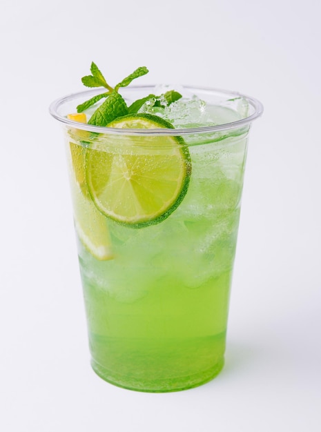 Mojito cocktail di agrumi con lime e menta