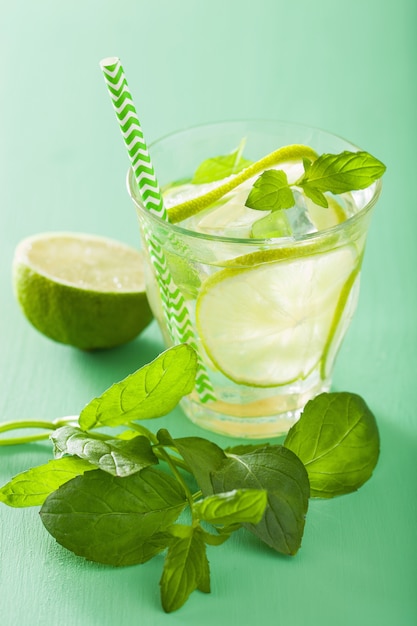 Mojito cocktail e ingredienti su sfondo verde