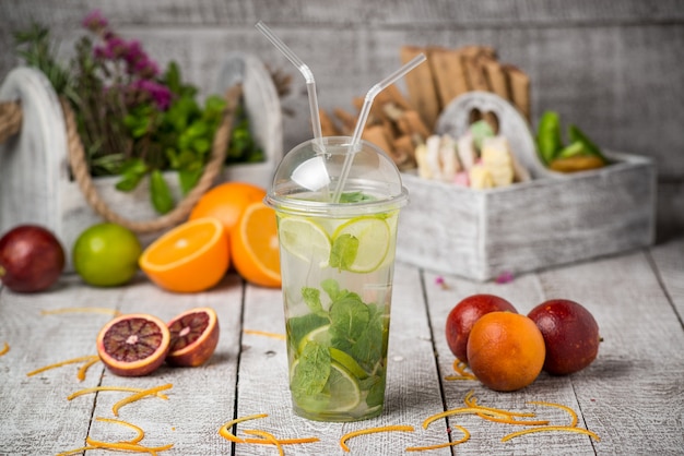 Mojito cocktail in un ufficio sul tavolo rustico