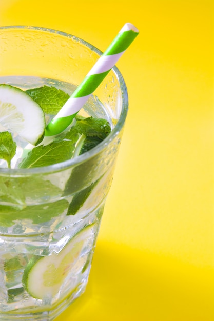 Mojito cocktail in vetro su sfondo giallo