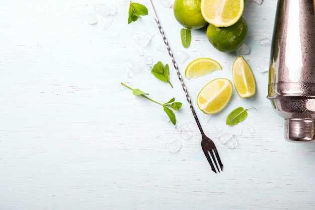 Mojito Cocktail Ingredienti per la preparazione di menta, lime e ghiaccio