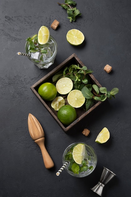 Mojito Cocktail Ingredienti sul tavolo nero. Vista dall'alto