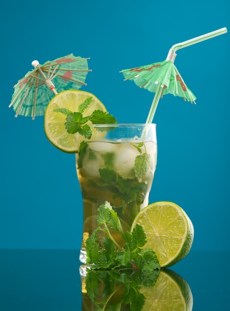 Mojito cocktail. Su sfondo blu.