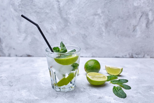 Mojito cocktail sul cemento grigio