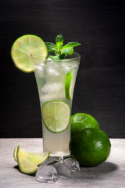 Mojito coktail limone e cubetti di ghiaccio