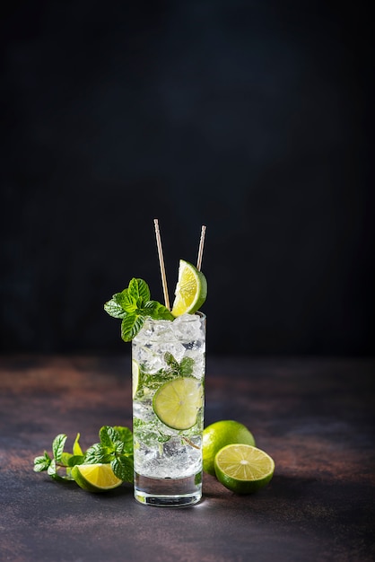 Mojito con lime, menta e ghiaccio