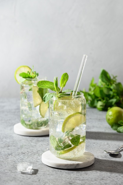 Mojito con menta lime e cubetto di ghiaccio su sfondo grigio