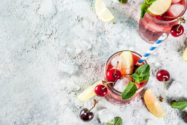 mojito di ciliegia cola in bicchiere alto con foglie di menta