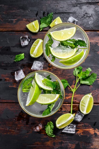 Mojito di limonata di bevanda fresca. Mojito con foglie di menta, lime e ghiaccio.