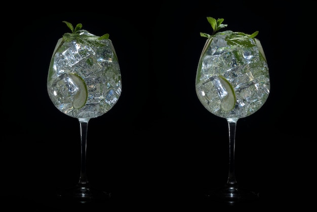 Mojito di lusso in un bicchiere grande su sfondo nero un cocktail alcolico in un ristorante chic