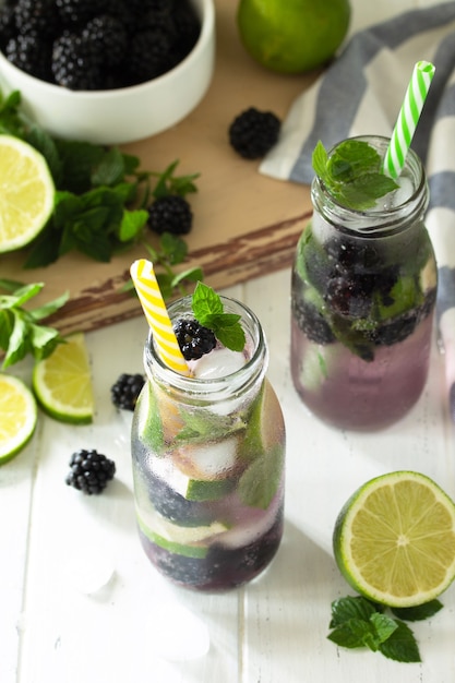 Mojito di mojito alla limonata rinfrescante fatta in casa con ingredienti Spazio libero per il testo