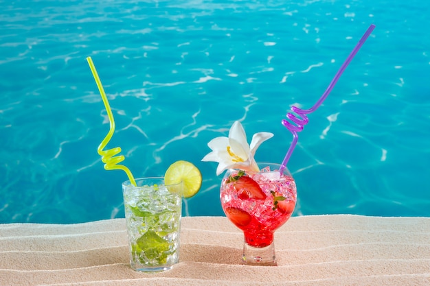 Mojito e fragola cocktail sulla spiaggia di sabbia bianca