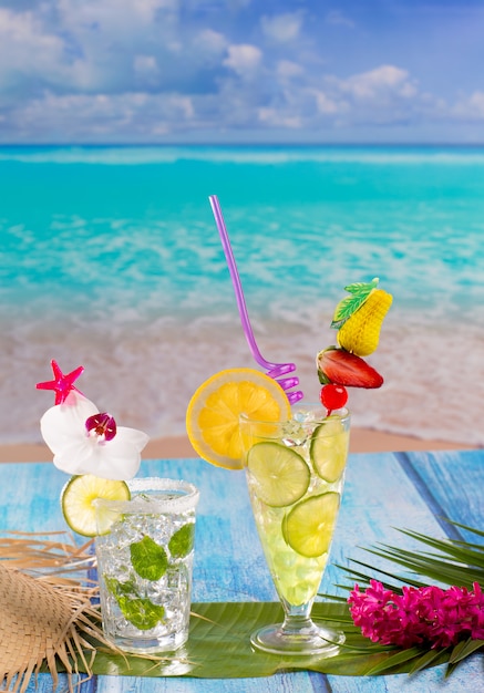 Mojito e limone lime Cocktail in legno blu tropicale