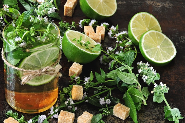 Mojito fresco fatto in casa con menta e lime.