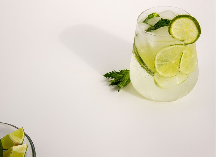 Mojito rinfrescante analcolico con lime, menta, ghiaccio. Posto per testo, messa a fuoco selettiva.