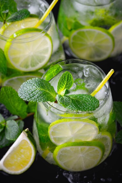 Mojito rinfrescante cocktail alcolico estivo con menta fresca ghiacciata e lime