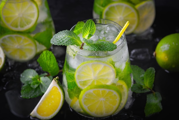 Mojito rinfrescante cocktail alcolico estivo con menta fresca ghiacciata e lime