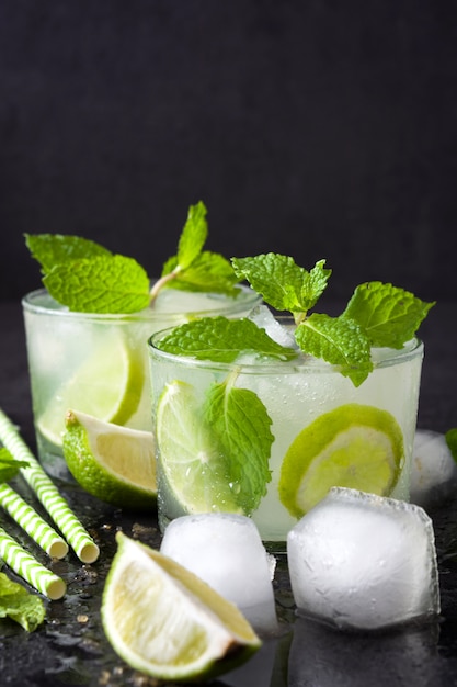 Mojito rinfrescante con foglie di menta e fettine di lime. Bevanda tradizionale cubana highball