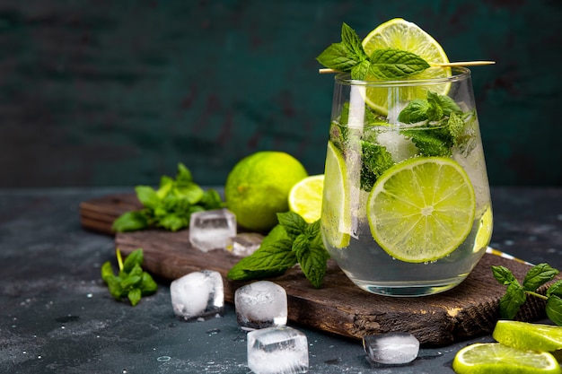 Mojito rinfrescante con lime, menta e ghiaccio in un bicchiere