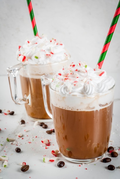 Moka di menta piperita fatta in casa con bastoncini di zucchero, panna montata e sciroppo di menta