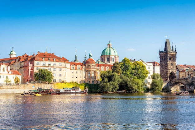 Moldava, il Ponte Carlo, la Torre del Ponte della Città Vecchia e l&#39;Argine di Ales. Praga, Repubblica Ceca