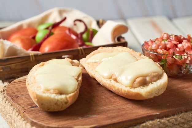 Molletes tipico cibo messicano su una tavola di legno rustica