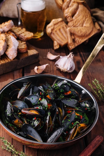 Molluschi gourmet in salsa di erbe di aglio