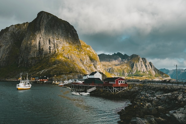 Molo con barche nella città di Reine Norvegia