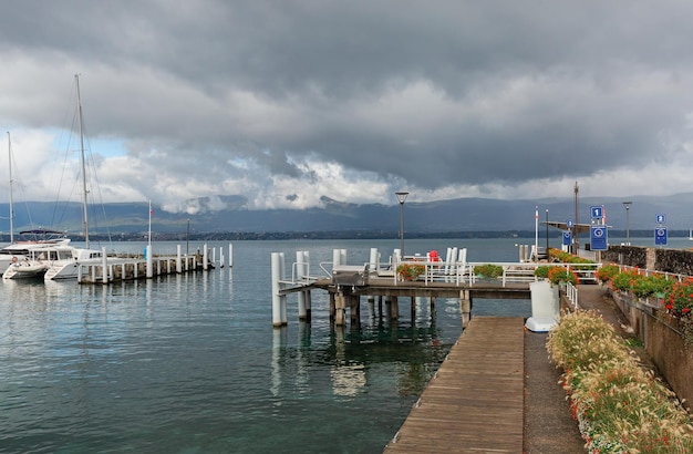 Molo con barche sul lago di Ginevra in Yvoire Francia