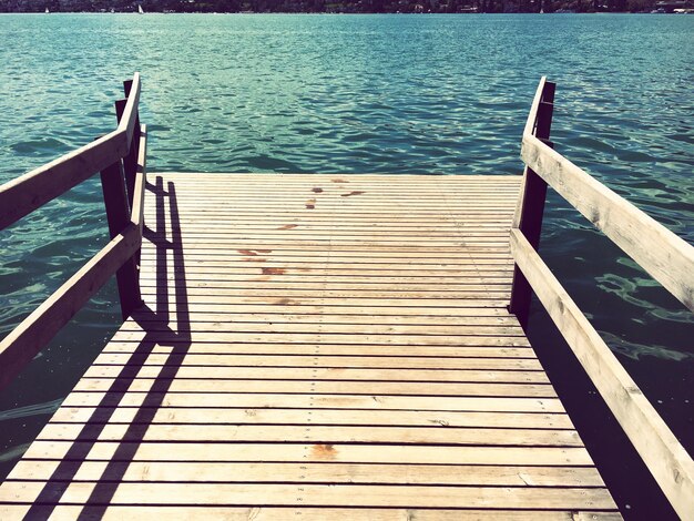 Molo con pannelli di legno al lago calmo